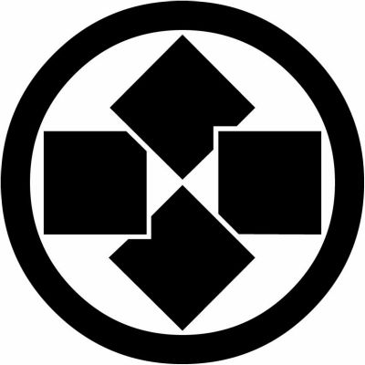 丸に四つ重ね石