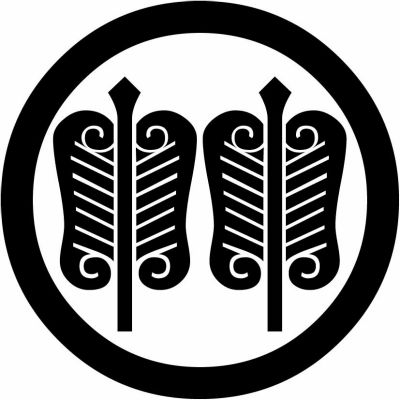 丸に並び唐団扇（１）