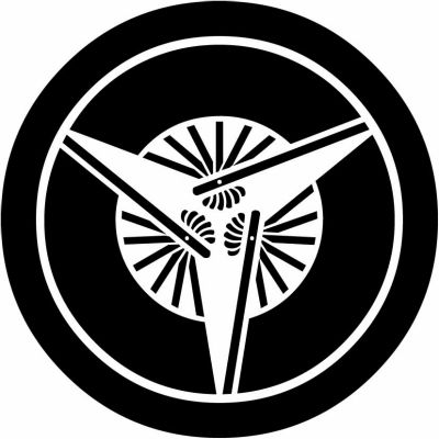 丸に七本骨三つ扇