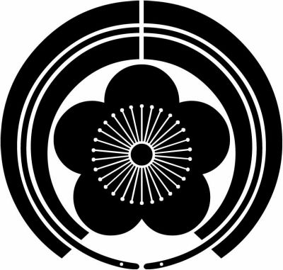 抱き扇に向こう梅