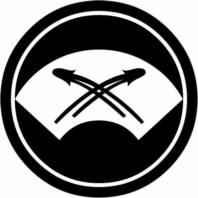 中輪に石持ち地抜き地紙に違い松葉