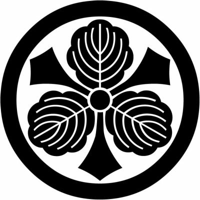 丸に剣三つ柏