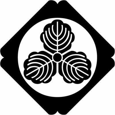 隅入り鉄砲角に三つ柏