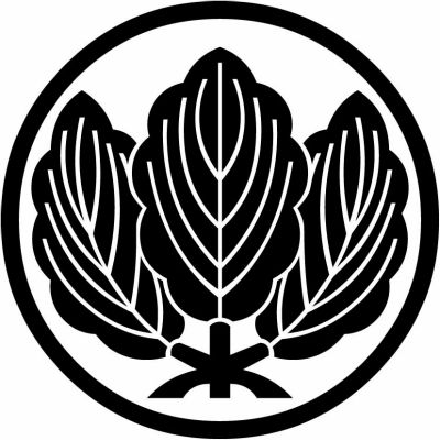 細輪に三枚重ね柏