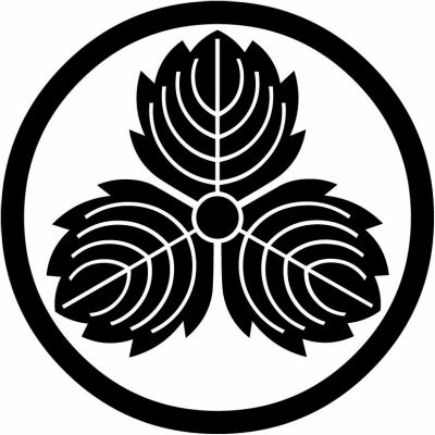 中輪に鬼三つ柏