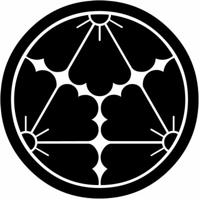 中輪に三つ割り唐花