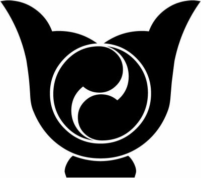 鍬形に二つ巴・変わり鍬形に二つ巴