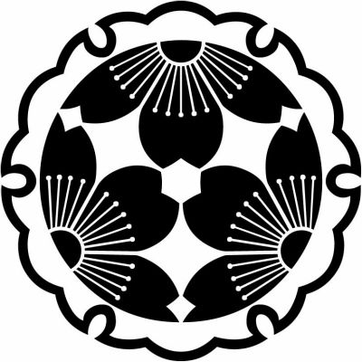 雪輪に三つ割り向こう山桜