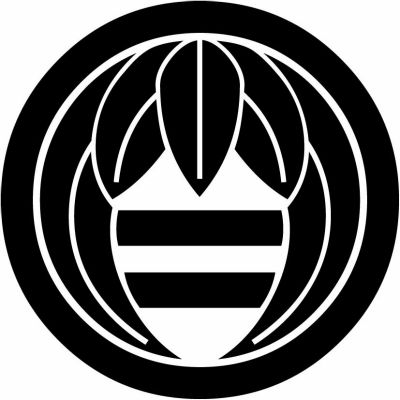 丸に下がり五枚笹に二つ引き