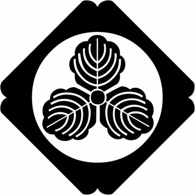 隅入り鉄砲角に三つ柏