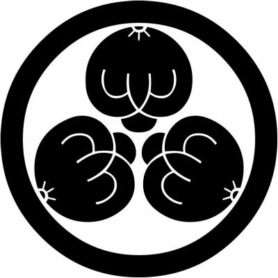 丸に葉なし三つ茶の実