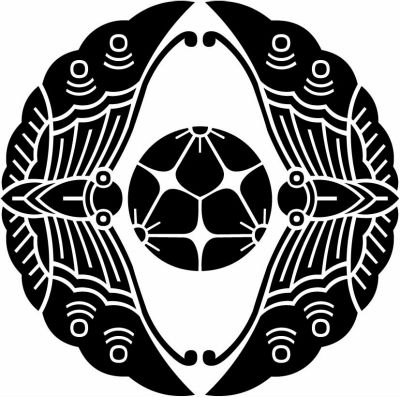 対い蝶に三つ割り桔梗