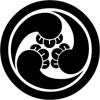 丸に左三つ丁子巴