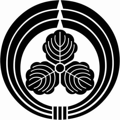 熨斗輪に三つ柏