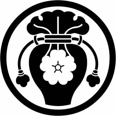 中輪に瓶子に桜