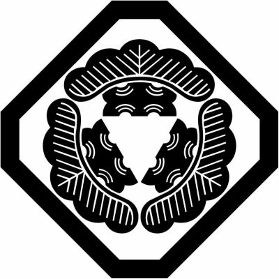 隅切り角に三つ松