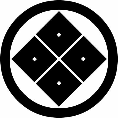 丸に隅立て四つ目