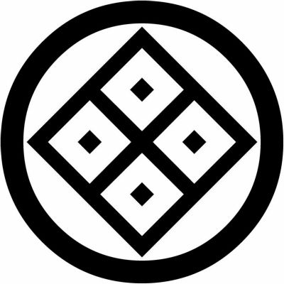 丸に中陰持ち合い隅立て四つ目