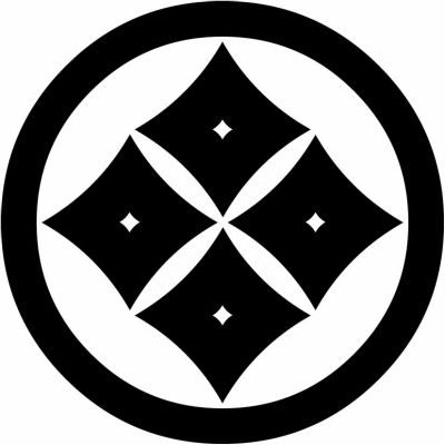 丸に反り隅立て四つ目