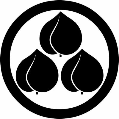 丸に三つ盛り桃