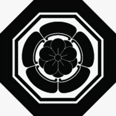 子持ち隅切り角内に五瓜に八重梅