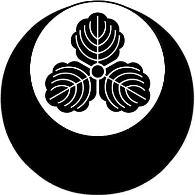 真向き月に三つ柏