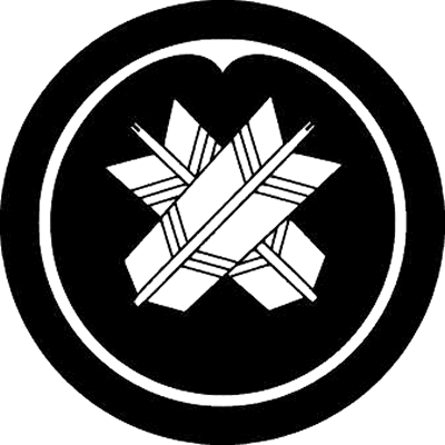 丸の内に団扇形に地抜き違い矢