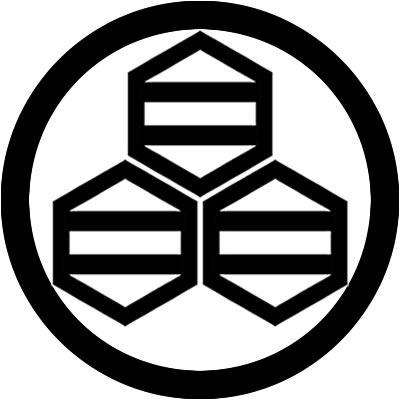 丸に三つ盛り亀甲に二つ引き