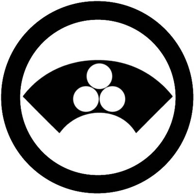 丸に地紙に地抜き三つ星