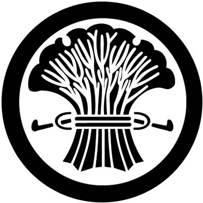 丸に雪持ち束ね柴