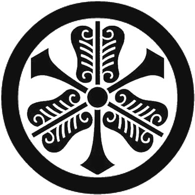 丸に剣三つ唐団扇